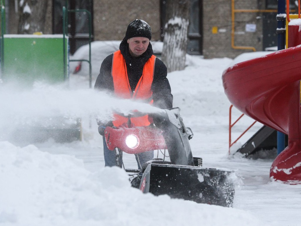 Дворовая зарядка: как жители и коммунальщики вместе вышли на расчистку снега в Одинцове