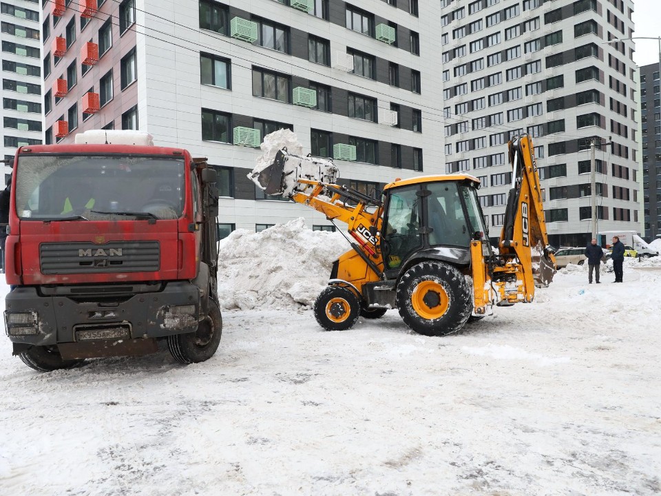 В Долгопрудном усилили вывоз снега из «Бригантины» дополнительной техникой