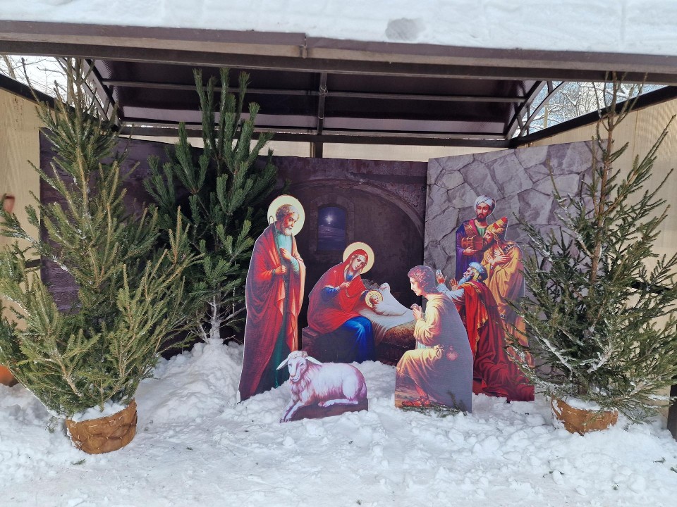 Из палочек от эскимо и пеноплекса: в храме Балашихи установили уникальный рождественский вертеп