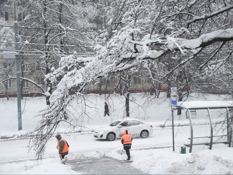 Уборка без перерыва: в Подмосковье продолжают бороться с последствиями снегопада