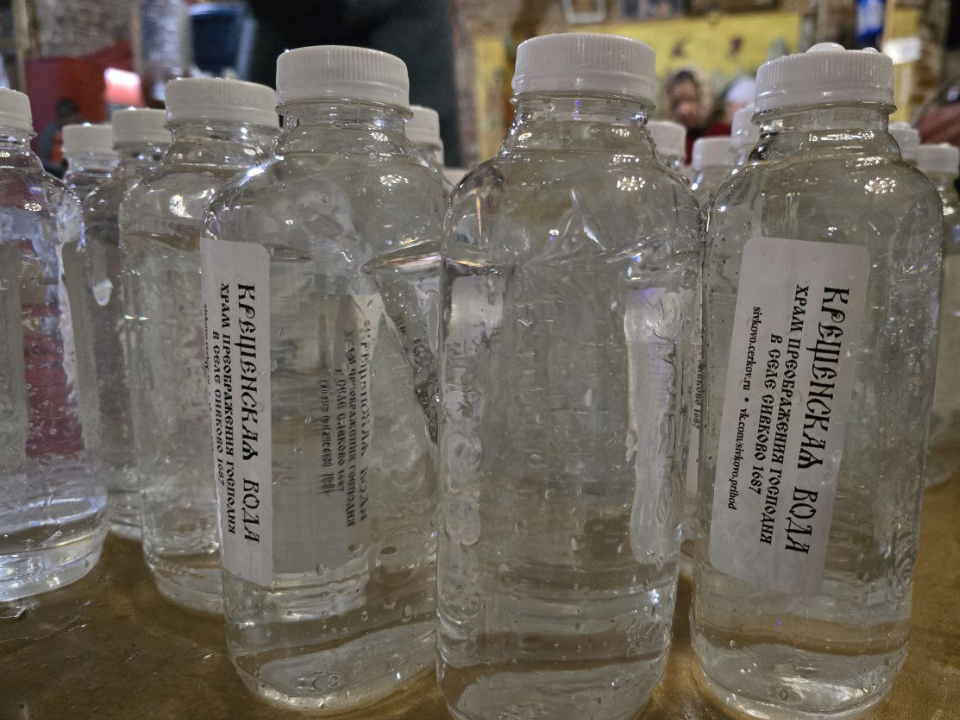 Зачем нужна, когда набирать, как использовать: в можайском монастыре рассказали о крещенской воде