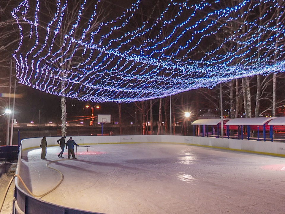 В Сестрорецком парке заливают открытый каток