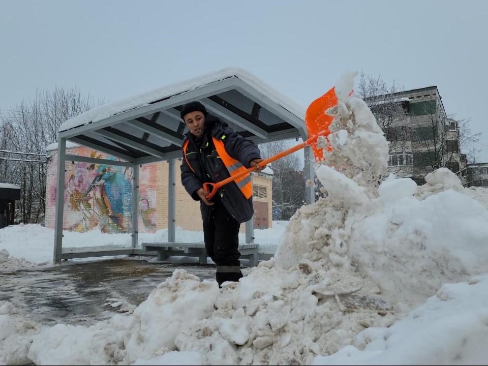 Городские коммунальщики очистили от снега остановочные павильоны
