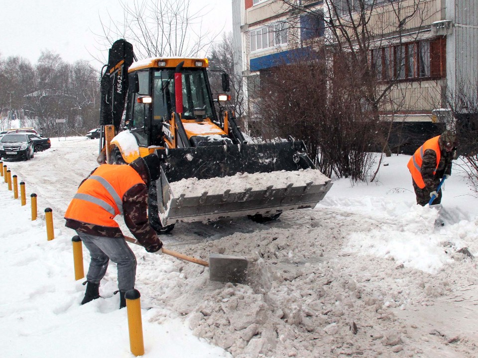 На улицы Истры вывели десятки машин: как город переживает сильный снегопад