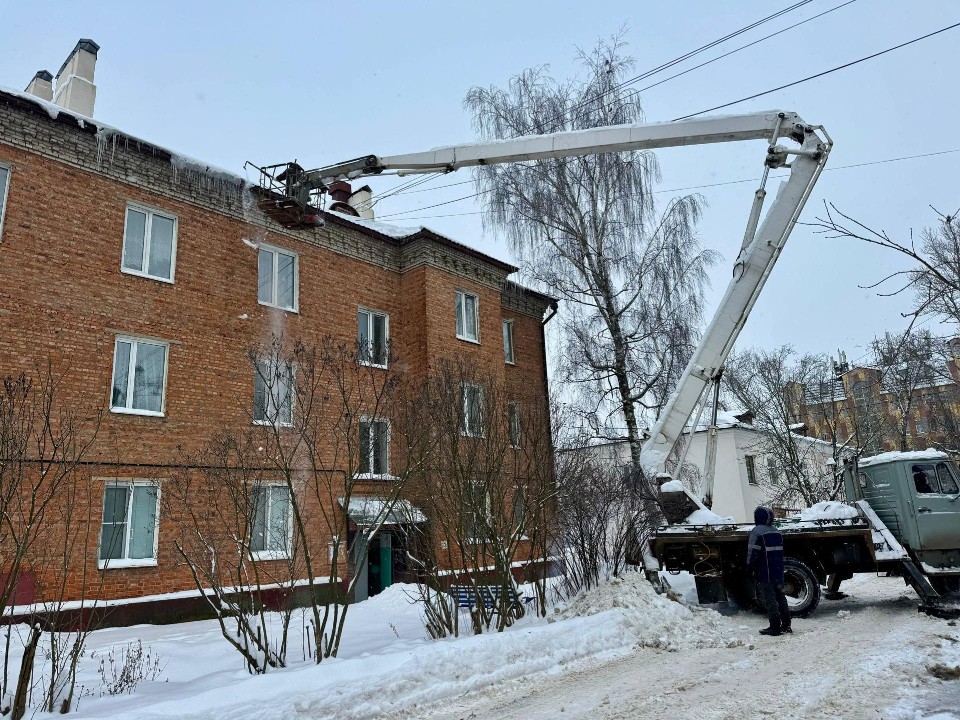 Угрозы сверху нет: как в Можайске борются с сосульками на крышах