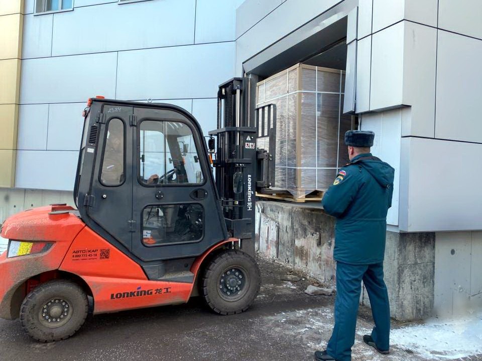 Ногинские спасатели доставили 120 тонн молочных и мясных консервов в Курскую область