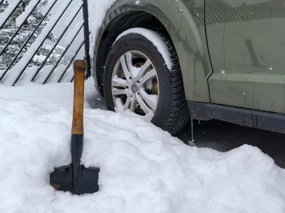 Голый «ангел» по вызову откапывает машины от снега в Бронницах