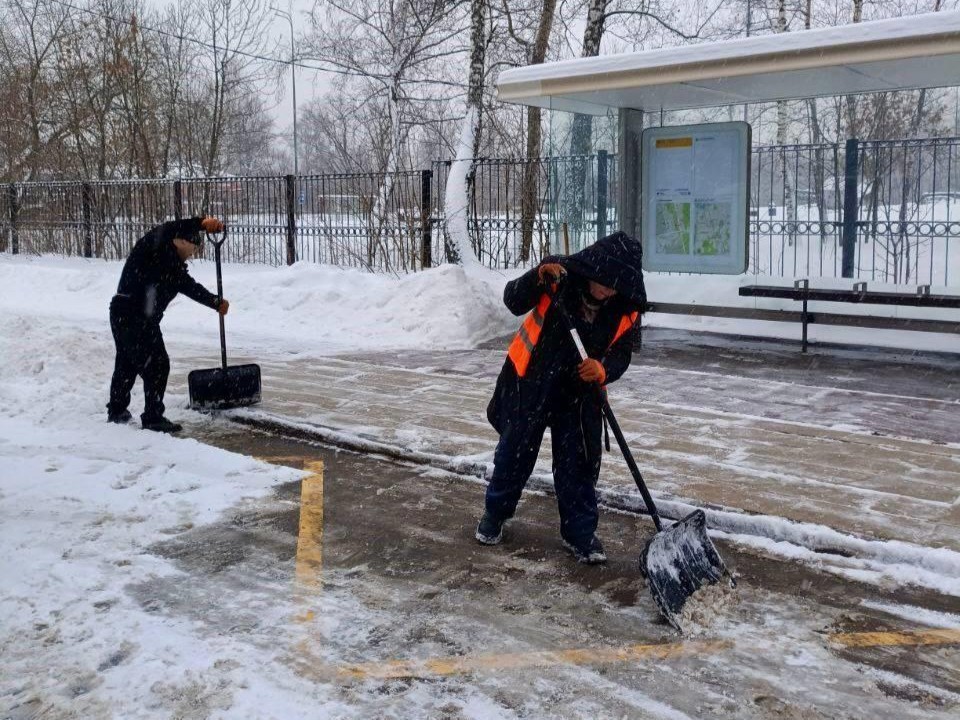 Сколько людей и техники чистят Долгопрудный прямо сейчас: цифры на 14 января