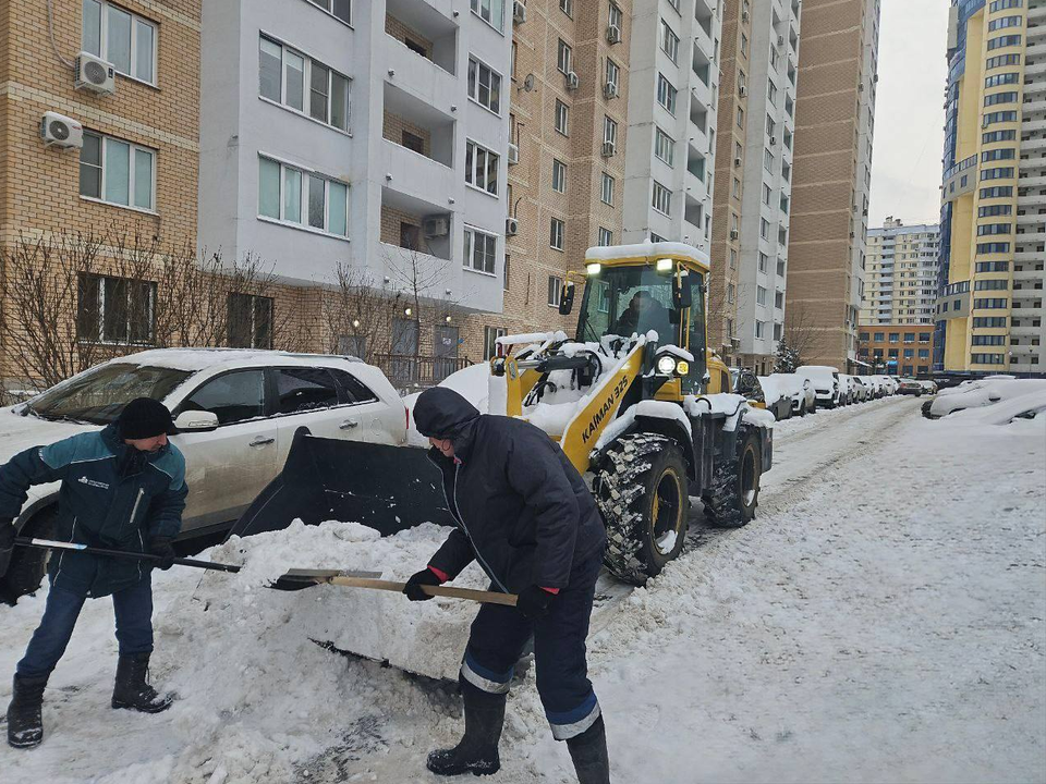 Комфортная среда: в Реутове очищают от снега придомовые территории