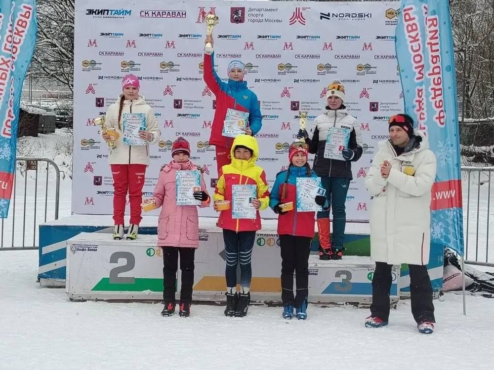 Сестры Рысины из Шатуры взяли золото и серебро на «Рождественской лыжне» в Москве