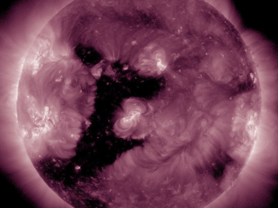 Новая корональная дыра на Солнце: ученые спрогнозировали шквал магнитных бурь в ближайшие два года