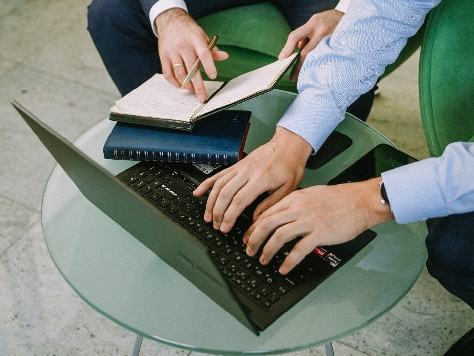 Как распрощаться с токсичным коллегой: юрист объяснил, какие три документа помогут уволить его по закону