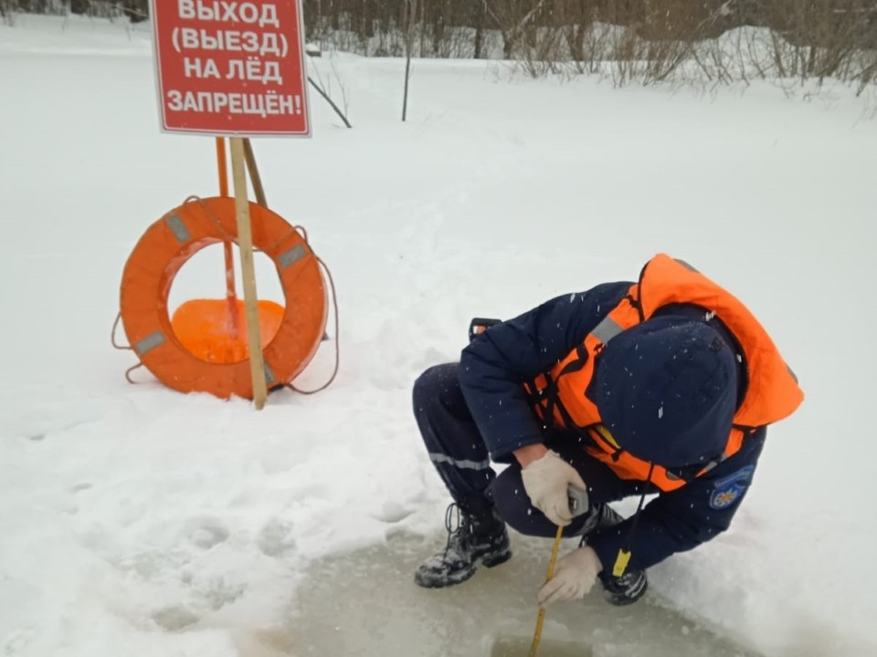 Тонкий лед не прощает беспечности: ребенок чуть не утонул в Серпухове