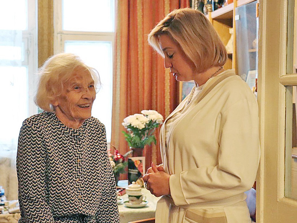 Поздравления с 95-летием: ступинские власти передали Нинель Крымовой подарки от главы, губернатора и президента