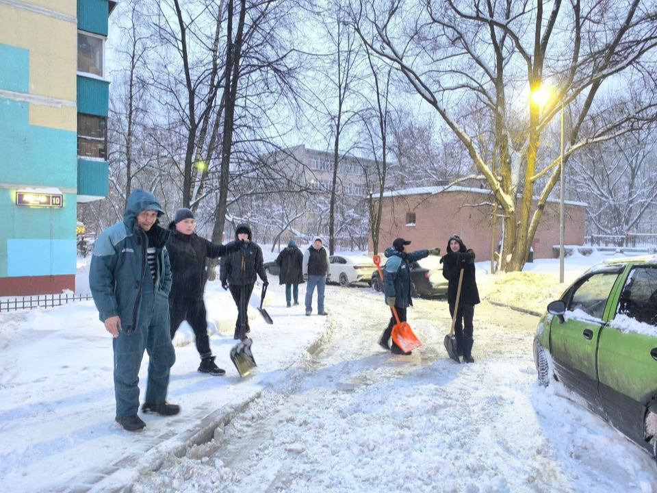 Не ждали уборки — организовали сами. Как реутовчане договорились с управляющей компанией