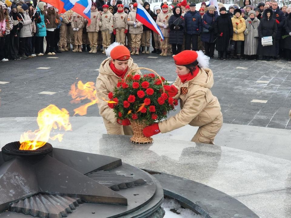 Алые гвоздики – как символ памяти: мытищинцы возложили цветы к Вечному огню