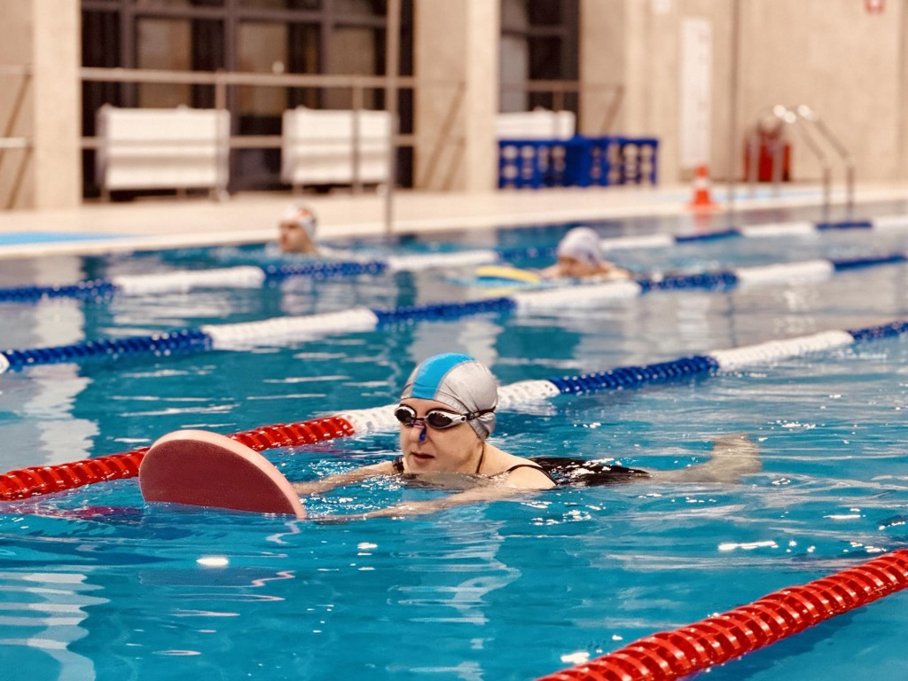 «Поесть еще успеем»: после новогодних застолий жители Раменского устроили заплывы в бассейне