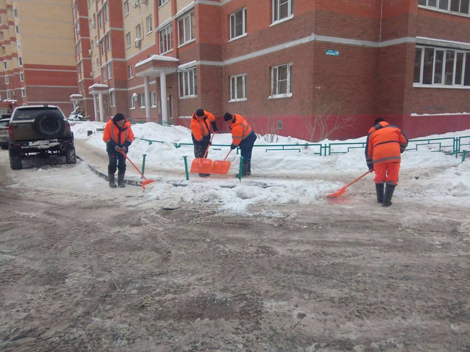 Кучу снега, которая мешала проезду, убрали на углу дома в микрорайоне Серебрянка