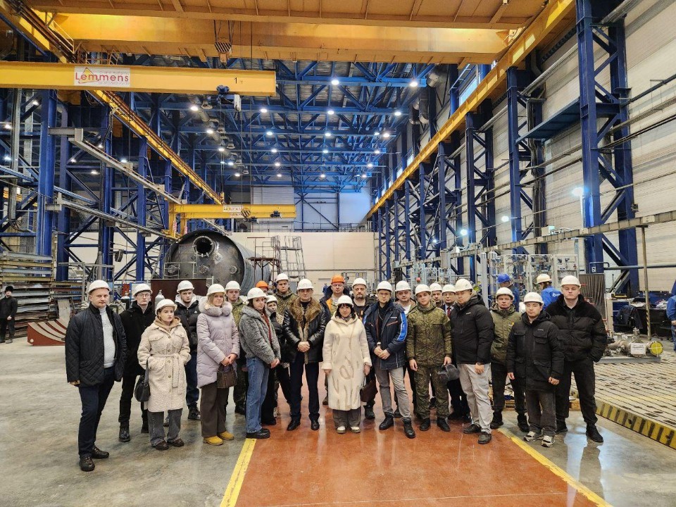 От сырья до готового изделия: участники СВО и их семьи побывали на заводе по выпуску кислородных установок