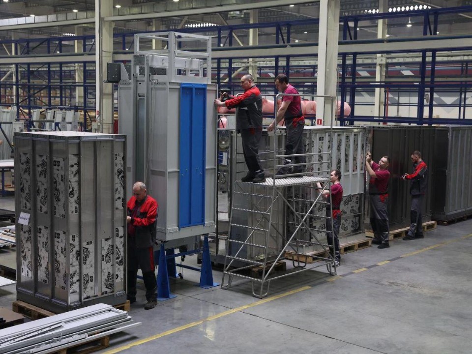 Завод в Серпухове расширяет поставки: в 2025 году 145 новых лифтов для жилых домов и соцобъектов направлены в ДНР