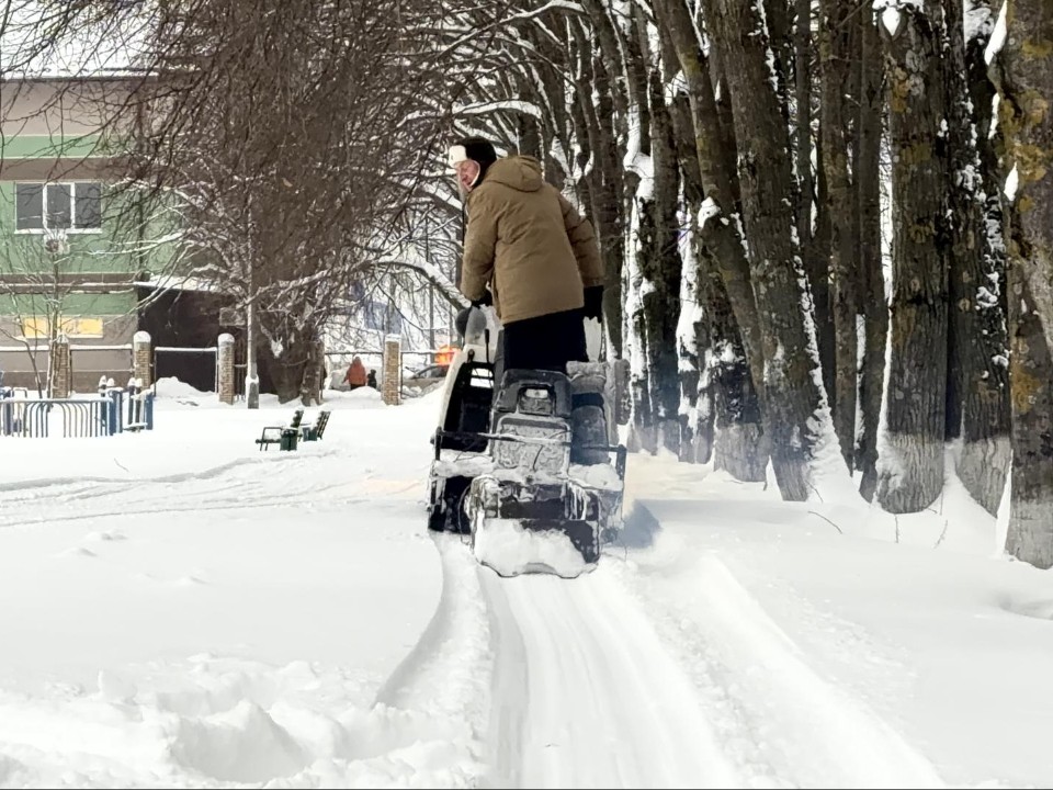 На центральном стадионе Рузы обновляют лыжню после снегопадов