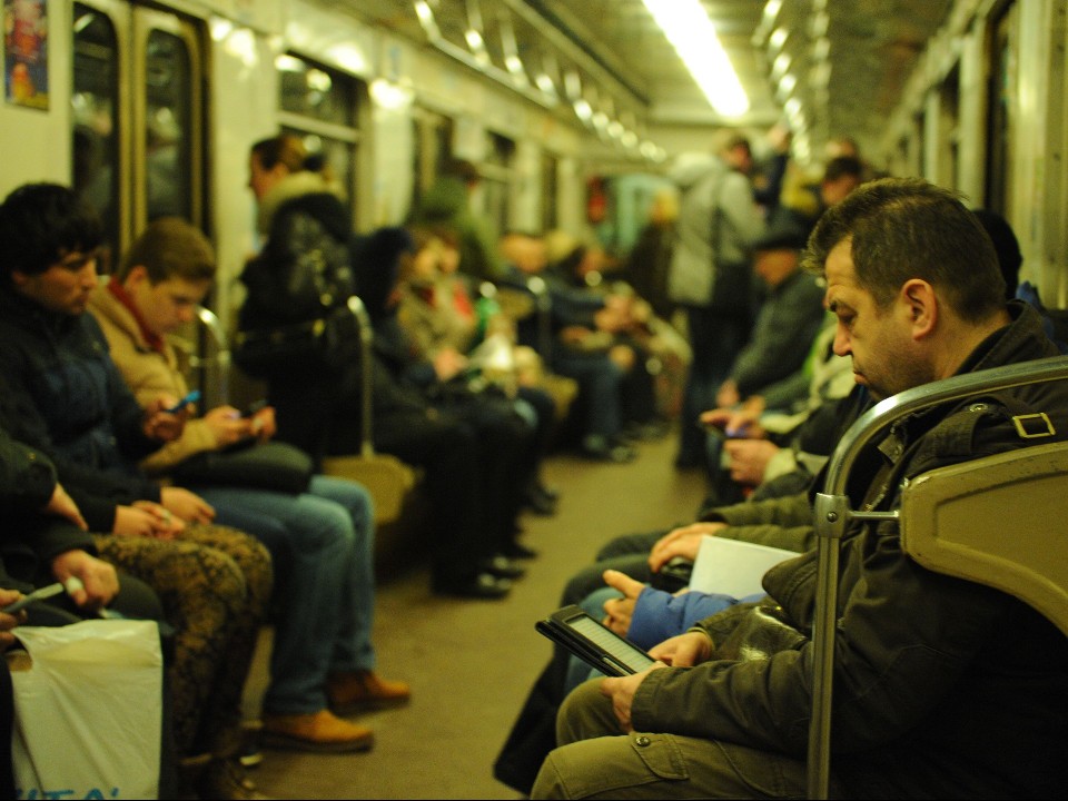 Надел ласты и станцевал голый в метро: полиция взяла дебошира за жабры — видео