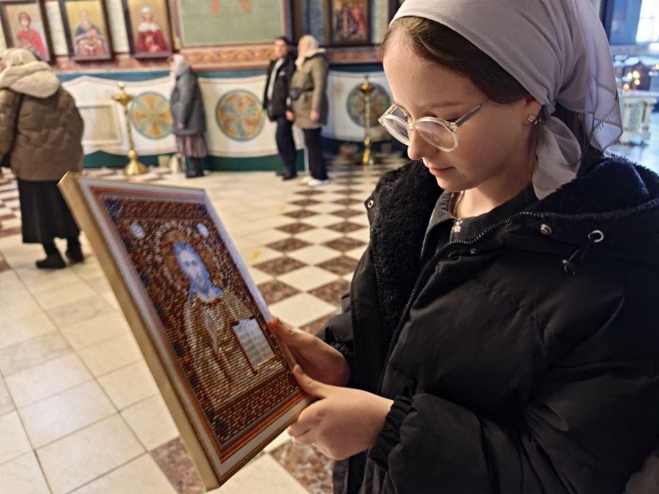 «Каждый кристалл — как молитва»: 12-летняя девочка создала 50 икон для бойцов СВО