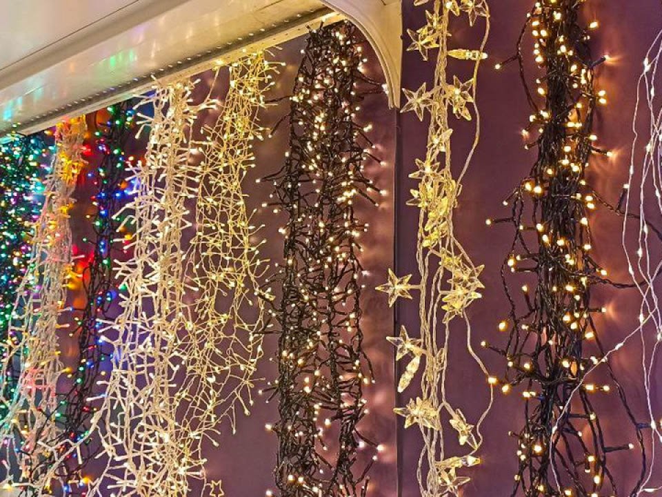 Как безопасно украсить дом в праздники: правила выбора и использования гирлянд от физика