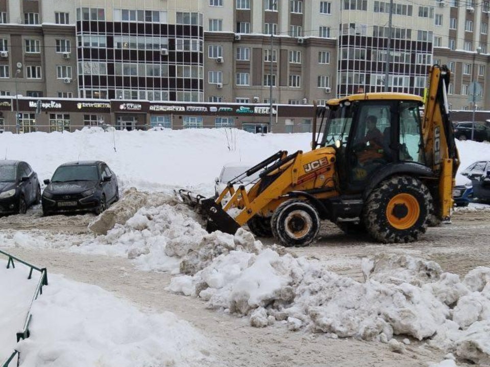 Снег уступает дорогу: в Домодедове коммунальщики убирают дворы и расширяют проезды