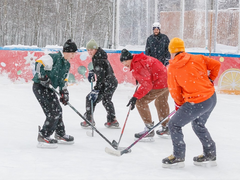 Утренний лед для хоккеистов: в парке Ступина увеличили количество игровых дней