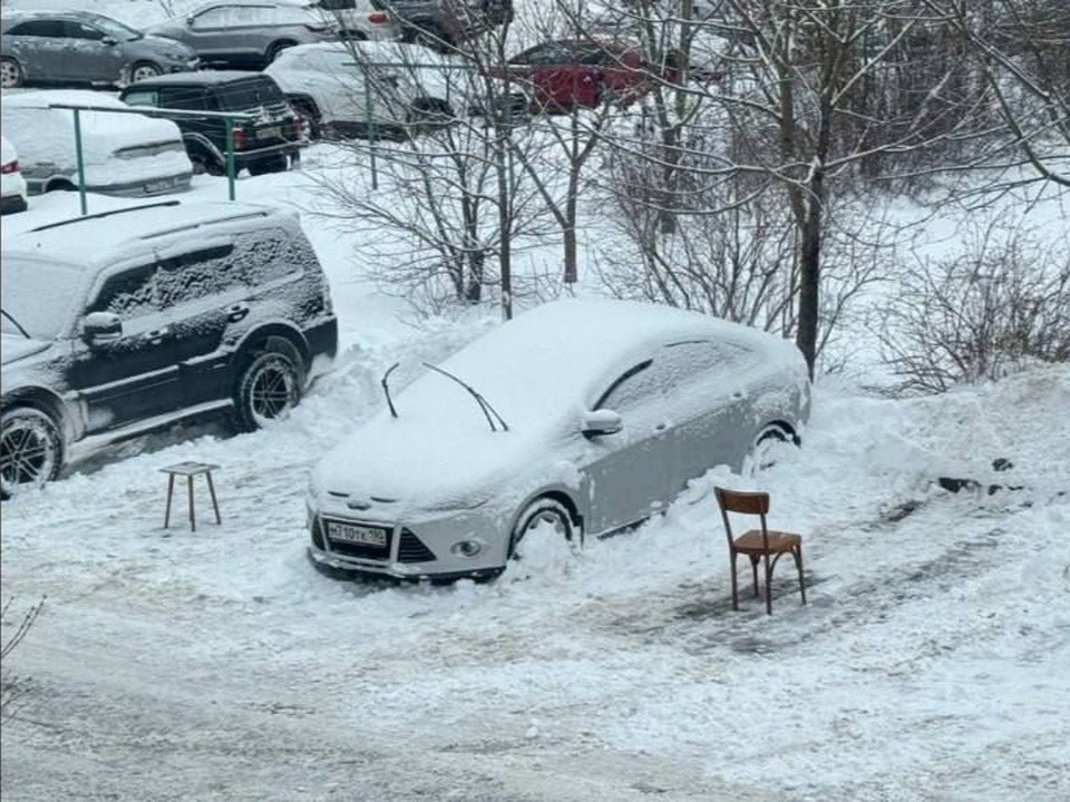 «Застулили» и «затабуретили» парковочные места жители многоэтажки в Орехово-Зуеве