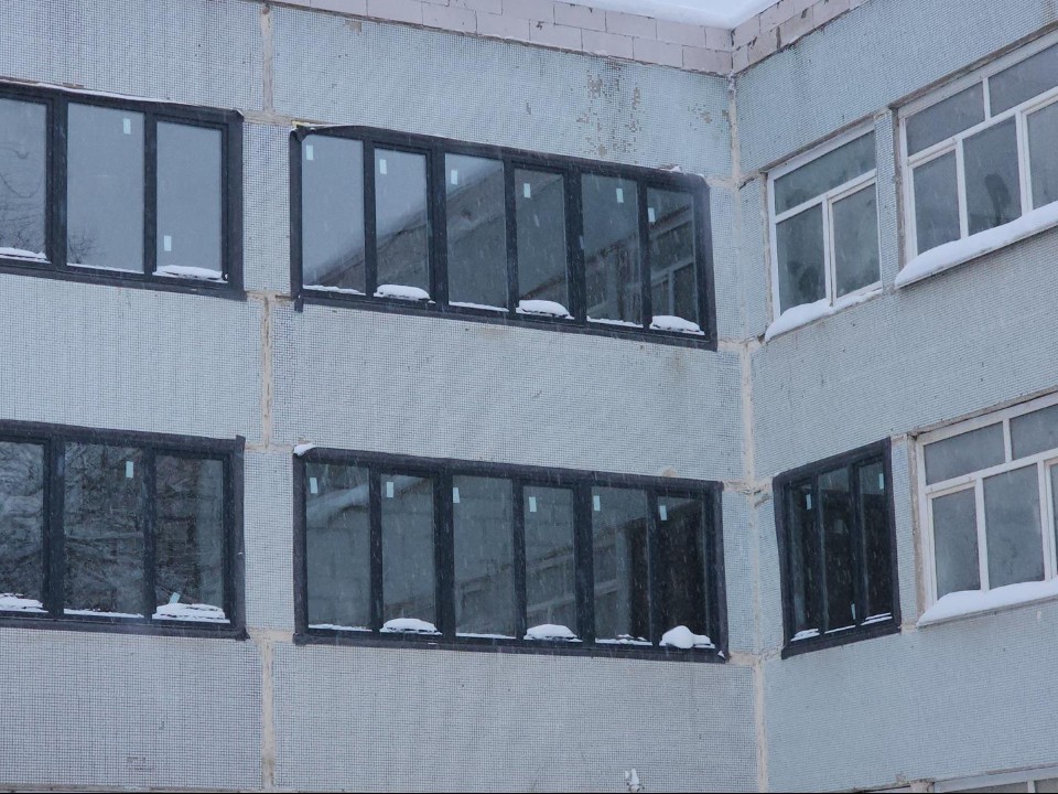 В школе № 2 Лобни устанавливают новые окна и монтируют инженерные сети