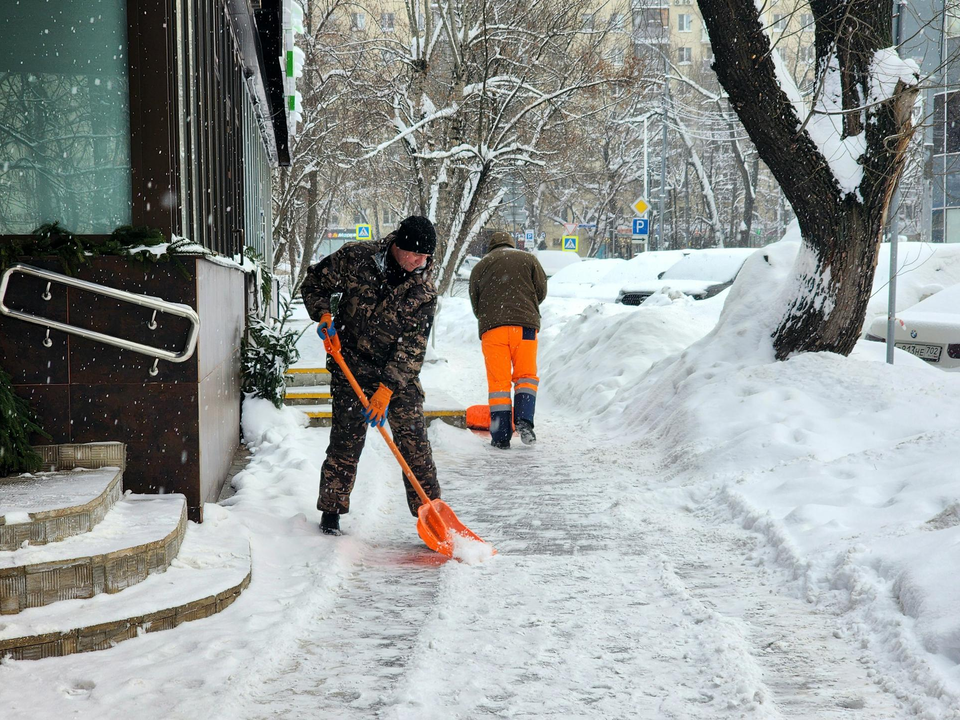 Реутов очищают от снега: коммунальщики оперативно реагируют на обращения жителей