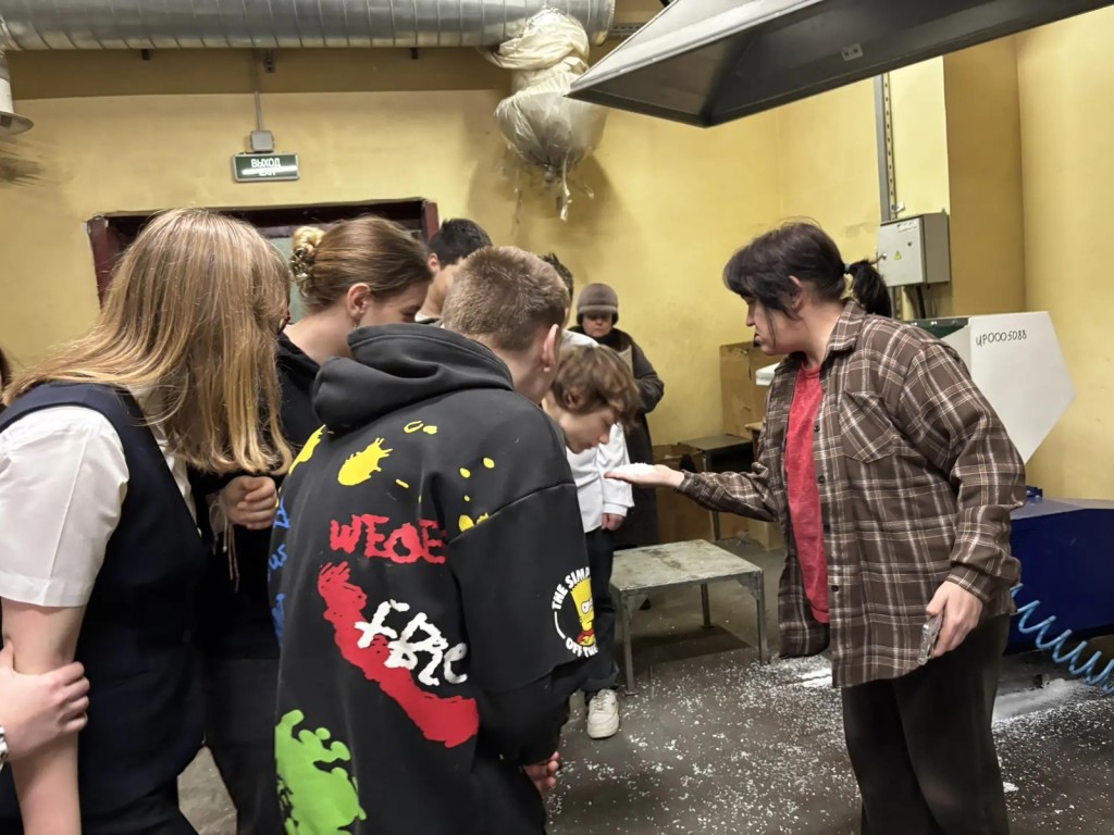 Химия в деле: ученикам Жилевской школы показали, как делают шампуни и кремы