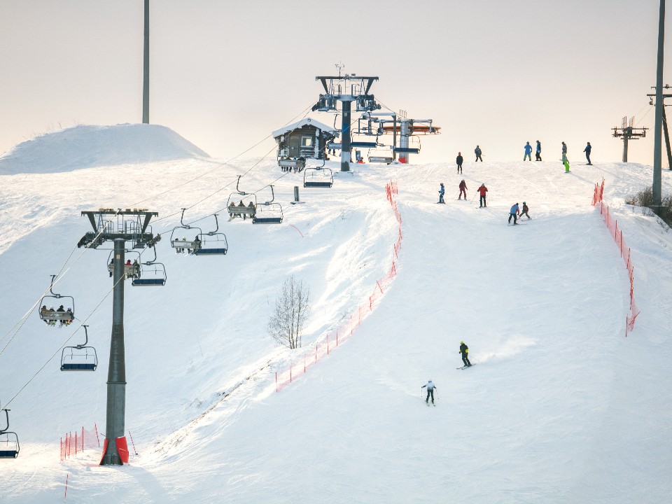 Активный сезон в Подмосковье: где покататься на лыжах и сноуборде