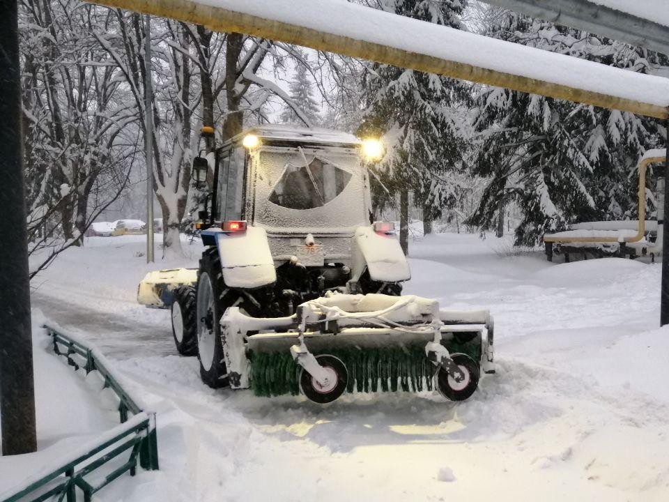 Рекордный снег накрыл ЗАТО Восход: коммунальщики и жители вышли на расчистку