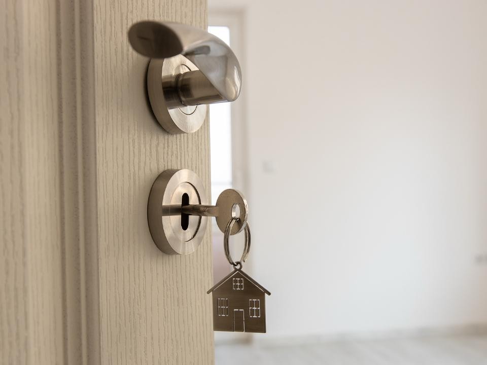 Стальной символ победы: адвокат Полины Лурье показала ключи от бывшей квартиры Ларисы Долиной