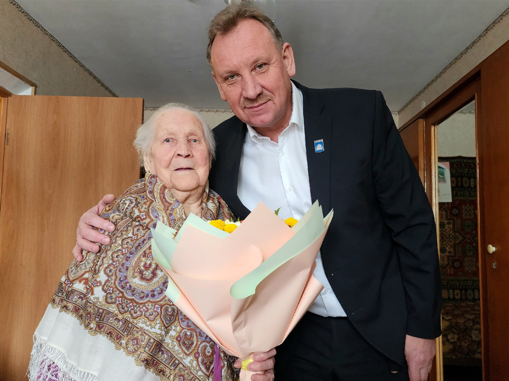 Труженицу тыла Надежду Остапенко поздравили с 95-летием