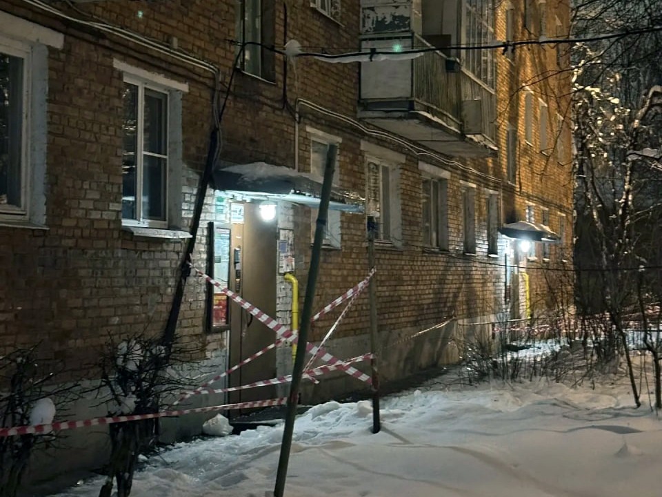 На Можайском шоссе коммунальщики уберут опасные наледи и сосульки по просьбам жителей