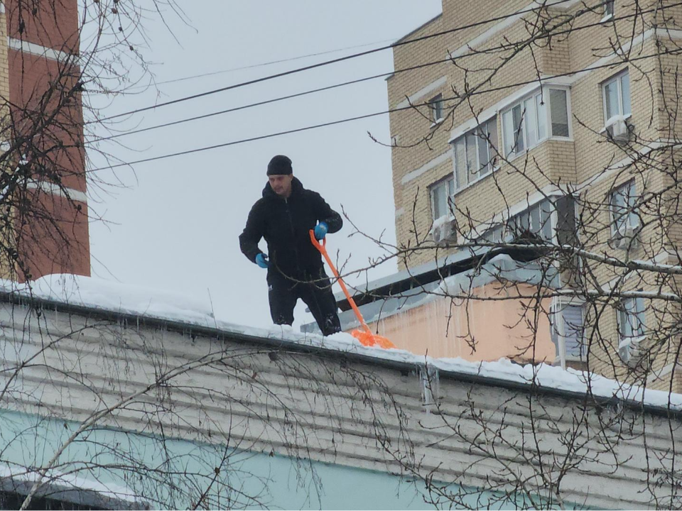 Ледяные «гирлянды» на крышах: на пятиэтажных домах по Октябрьскому проспекту работают альпинисты
