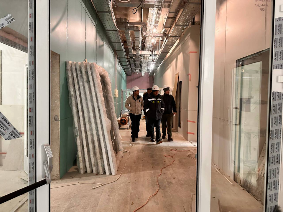 Строители детской поликлиники в Чехове завозят оборудование в новое здание