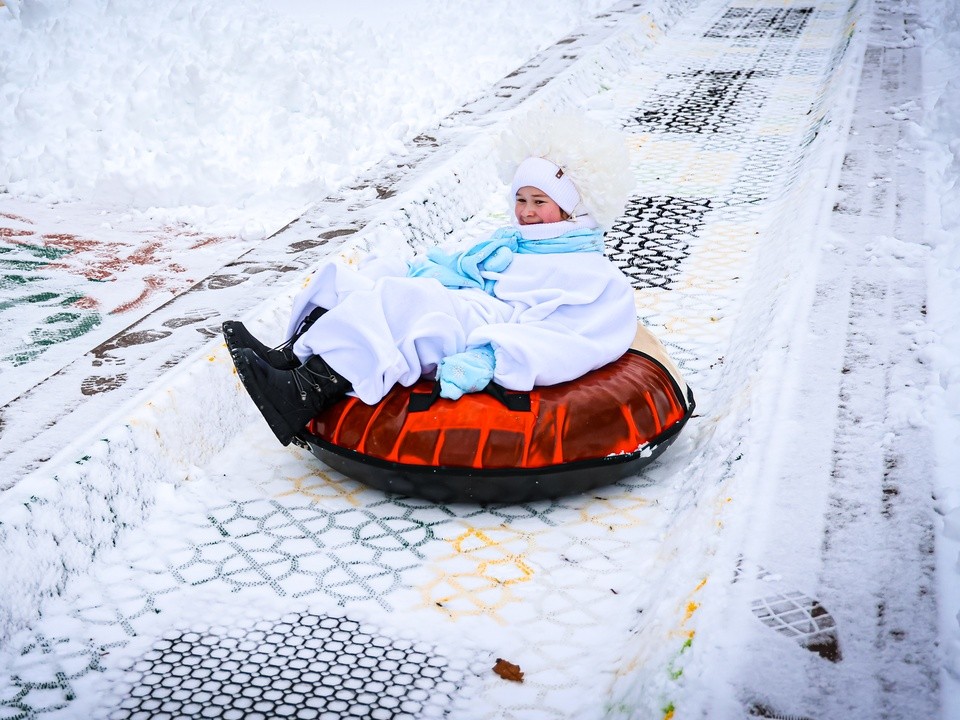 В парках Клина временно закрыли горки и тюбинговые трассы из-за непогоды