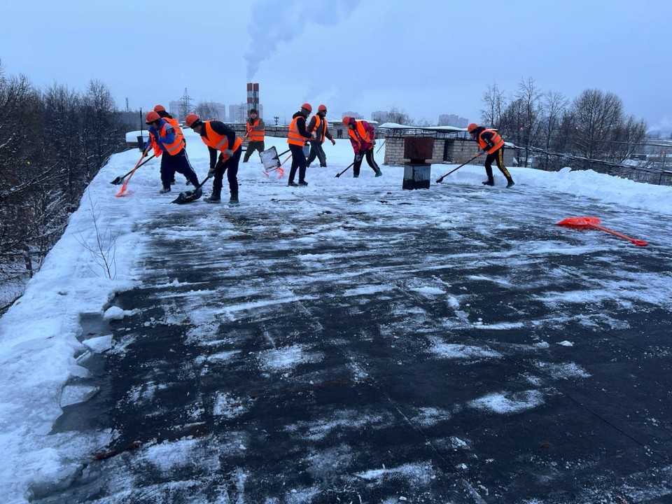 Опасные сосульки не пройдут: в Ленинском округе чистят крыши после снегопадов