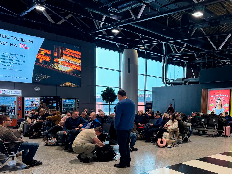 В Шереметьево призвали не поддаваться панике: аэропорт работает в обычном режиме