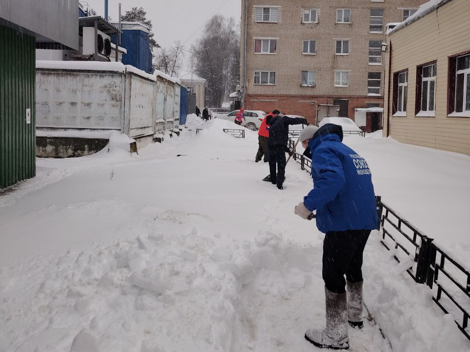 Молодежь Наро-Фоминска расчистила дорожки от снега для пожилых и мам с колясками