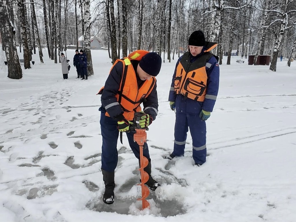 Рулетка, щуп и ледоруб: как в Клину определяют границы зимнего риска