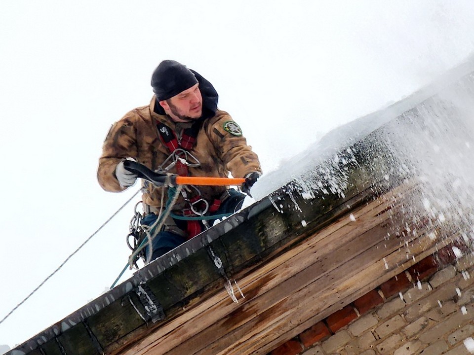Войну с сосульками ведут альпинисты на крышах Ногинска