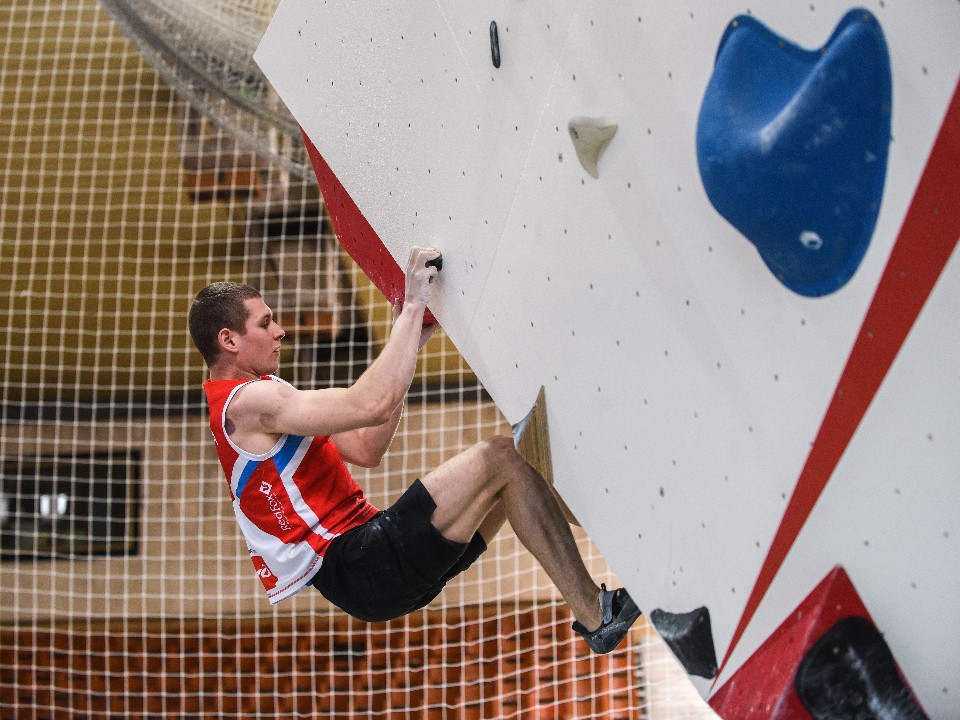 Теперь на физкультуре — не только бег: в школе № 4 вводят нормативы по скалолазанию