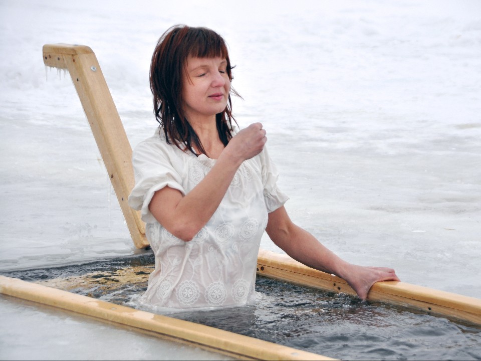 Что надеть и как дышать: пошаговая инструкция от врачей для купания в проруби в Крещение
