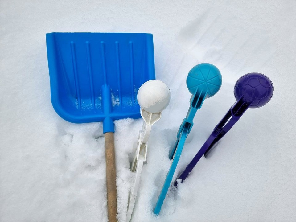 Снеголепами и пластиковыми лопатками: Лобню помогают расчищать даже дети